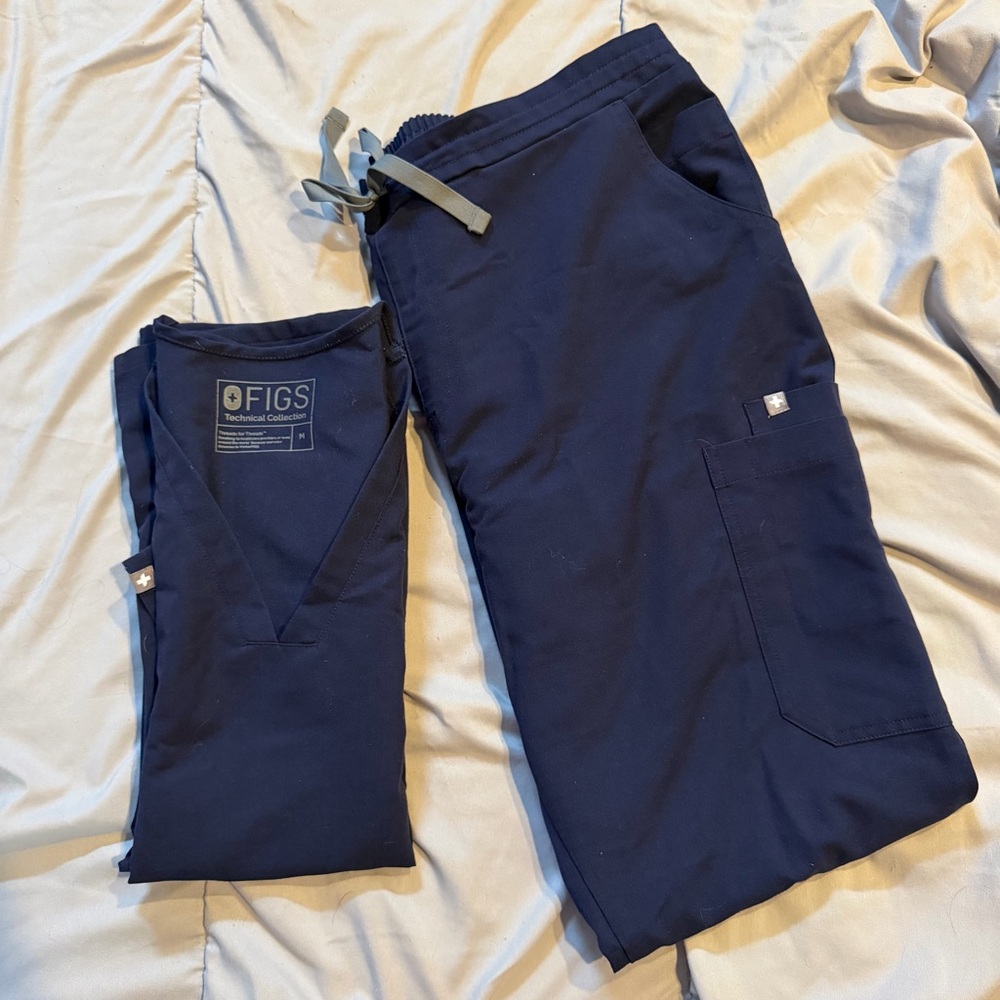 Figs Women’s Scrubs Navy Blue Casma top size M and Yola Skinny Pants size
L
